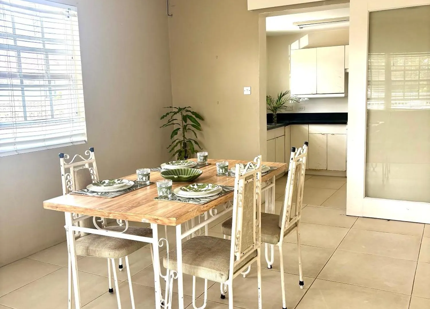 5 Mins From Beach, Breezy Bright Room, St James سانت مايكل